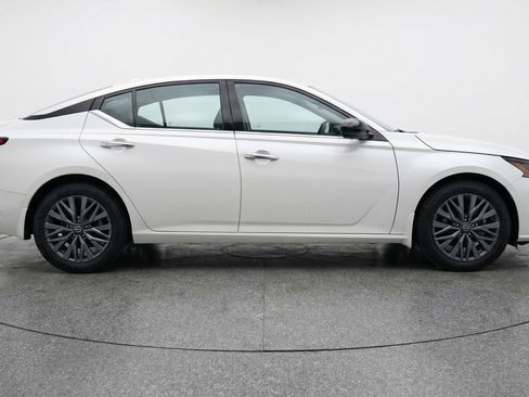 Used 2025 Nissan Altima 2.5 SV image 11
