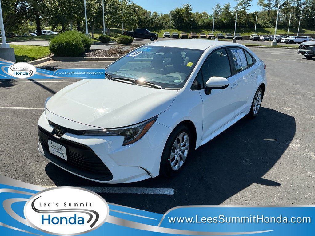 Used 2025 Toyota Corolla LE FWD image 1