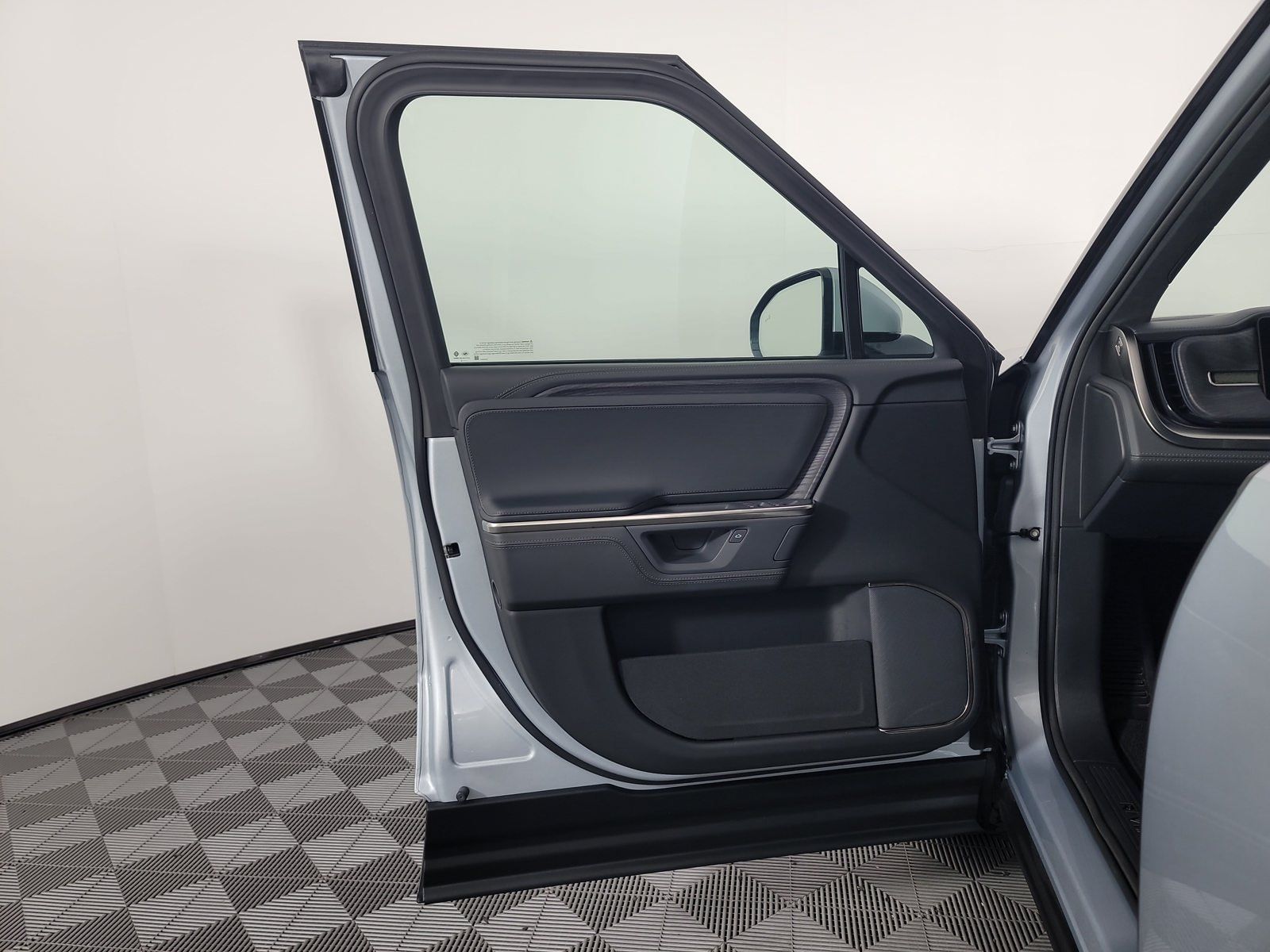 Used 2025 Rivian R1S Adventure Dual AWD/4WD image 16