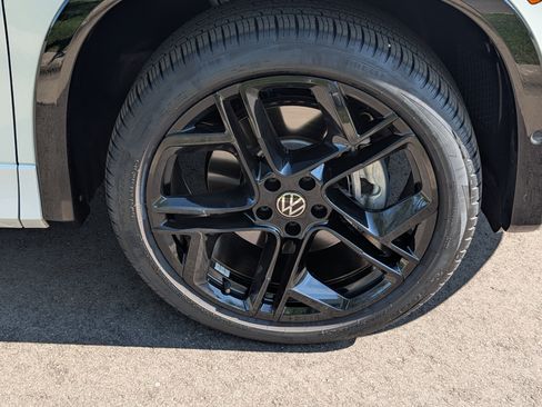 Certified 2026 Volkswagen Tiguan SE R-Line AWD/4WD image 15