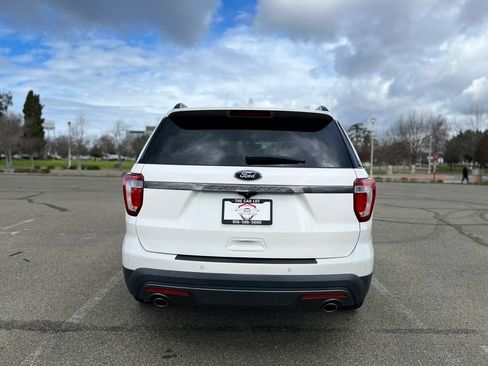 Used 2017 Ford Explorer XLT w/ Equipment Group 202A FWD image 6