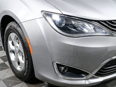 Used 2018 Chrysler Pacifica Touring-L image 36