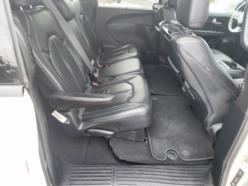 Used 2020 Chrysler Pacifica Touring-L image 17