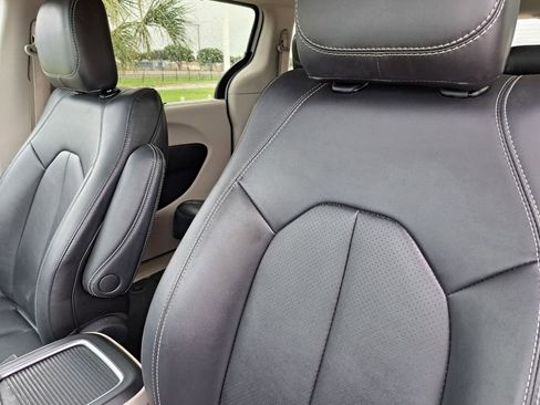 Used 2024 Chrysler Pacifica Touring-L FWD image 19