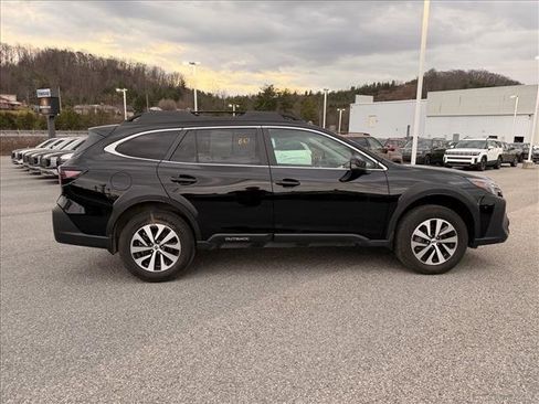 Used 2025 Subaru Outback Premium image 11