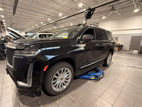 Used 2023 Cadillac Escalade Premium Luxury image 3