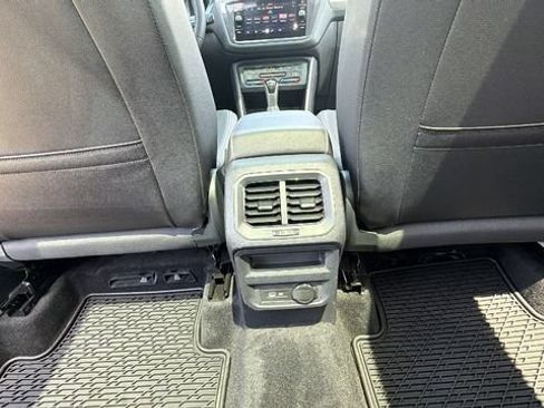 Used 2023 Volkswagen Tiguan SE w/ Panoramic Sunroof Package AWD/4WD image 29