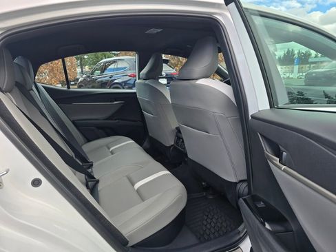 Used 2025 Toyota Camry SE w/ Convenience Package image 6