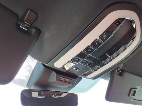 Used 2023 Porsche Macan Turbo image 31