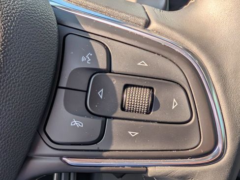 Used 2023 Buick Envision Essence w/ Technology Package I image 19