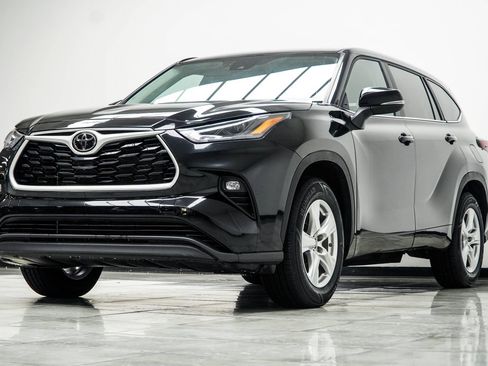 Used 2025 Toyota Highlander LE FWD image 9