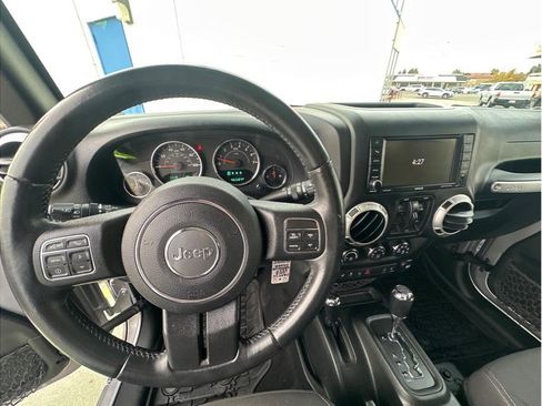 Used 2018 Jeep Wrangler Unlimited Rubicon w/ Connectivity Group image 19