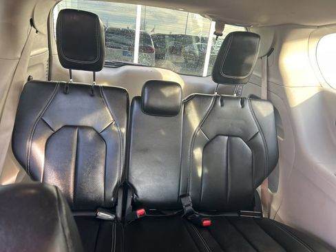 Used 2024 Chrysler Pacifica Touring-L image 23