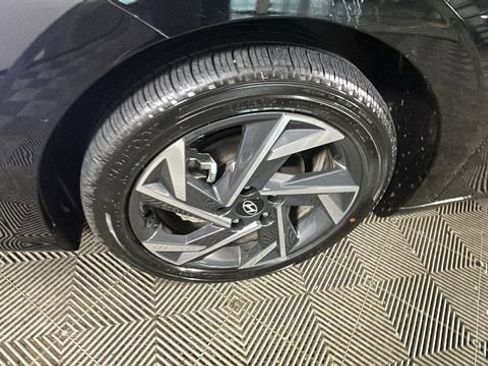 Certified 2025 Hyundai Elantra SEL FWD image 10