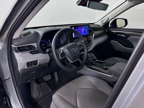 Certified 2025 Toyota Highlander Platinum AWD/4WD image 9