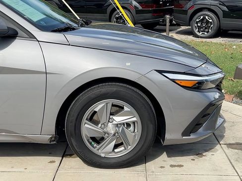 Certified 2025 Hyundai Elantra SE image 15