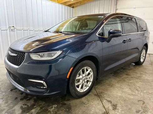 Used 2023 Chrysler Pacifica Touring-L FWD image 3