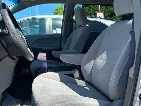 Used 2017 Toyota Sienna LE FWD image 7