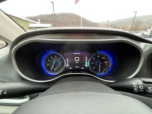 Used 2024 Chrysler Pacifica Touring-L FWD image 12