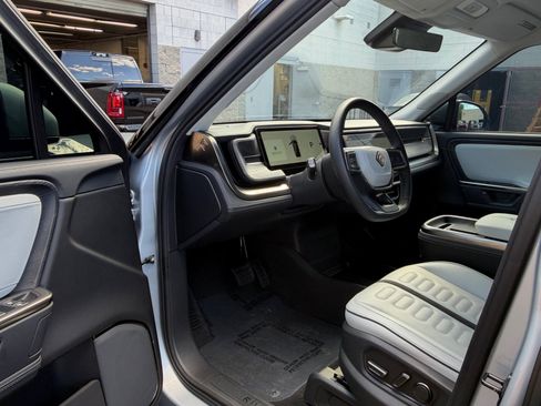 Used 2025 Rivian R1S Adventure Dual AWD/4WD image 10