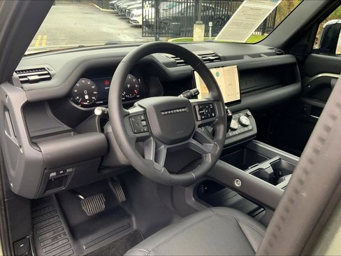 Used 2025 Land Rover Defender 110 X-Dynamic SE image 17