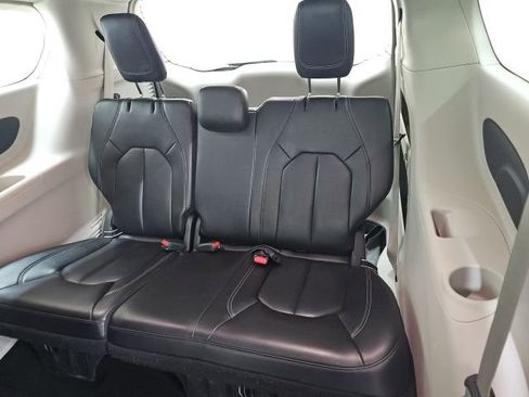 Used 2023 Chrysler Pacifica Touring-L image 6