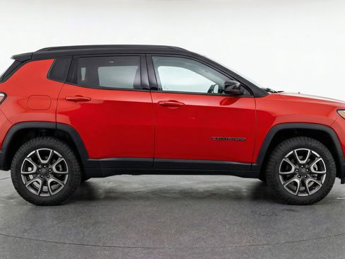 Used 2025 Jeep Compass Trailhawk AWD/4WD image 11