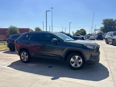 Used 2019 Toyota RAV4 XLE FWD image 2