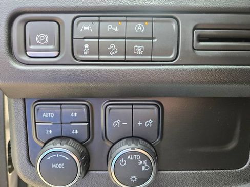 Used 2023 Chevrolet Suburban Z71 w/ Luxury Package AWD/4WD image 22
