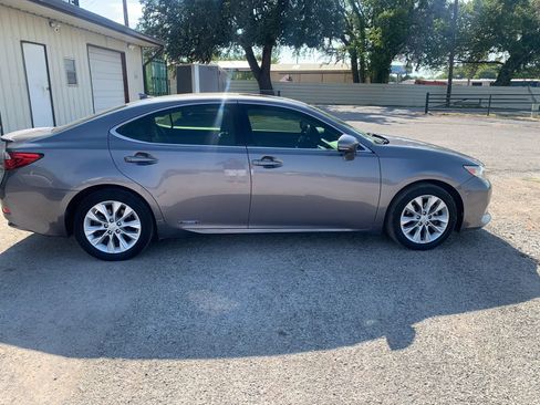 Used 2013 Lexus ES 300h w/ Luxury Pkg FWD image 1