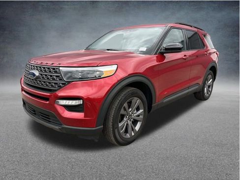 Used 2022 Ford Explorer XLT w/ Equipment Group 202A AWD/4WD image 8