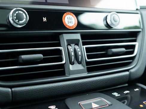 Certified 2025 Porsche Macan image 23