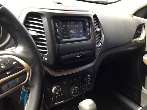 Used 2017 Jeep Cherokee Latitude w/ Trailer Tow Group AWD/4WD image 17