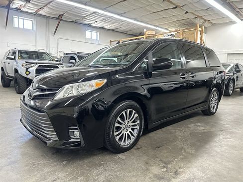 Used 2019 Toyota Sienna XLE FWD image 6