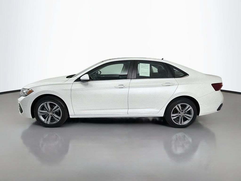 Used 2024 Volkswagen Jetta SE FWD image 4