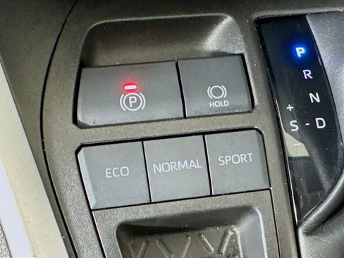Used 2022 Toyota RAV4 LE FWD image 10