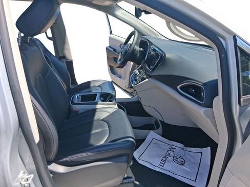 Used 2024 Chrysler Pacifica Touring-L FWD image 17