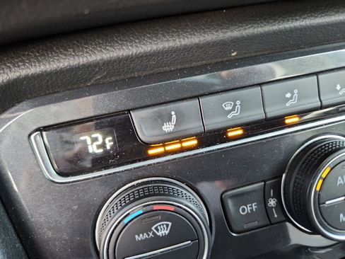 Used 2018 Volkswagen Tiguan SE w/ Panoramic Sunroof Package image 32