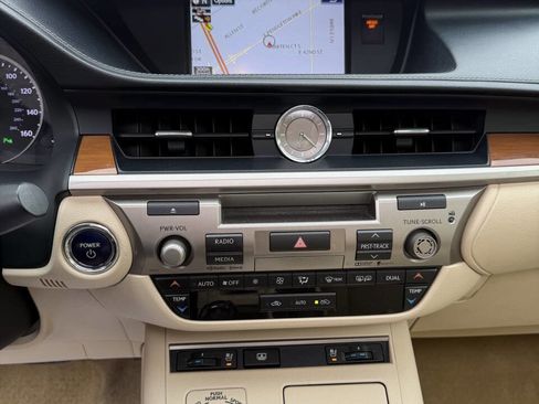 Used 2015 Lexus ES 300h w/ Navigation System Package FWD image 18