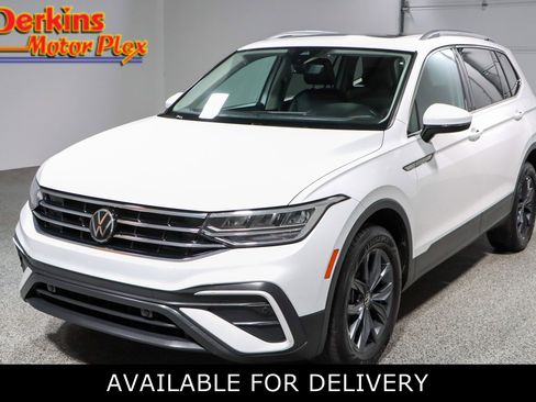 Used 2022 Volkswagen Tiguan SE AWD/4WD image 1