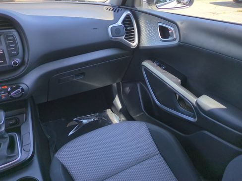 Used 2025 Kia Soul LX w/ LX Technology Package FWD image 17