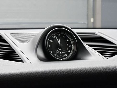 Certified 2022 Porsche Macan image 12