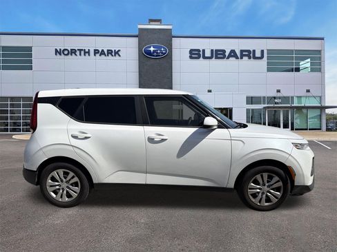 Used 2020 Kia Soul LX FWD image 2
