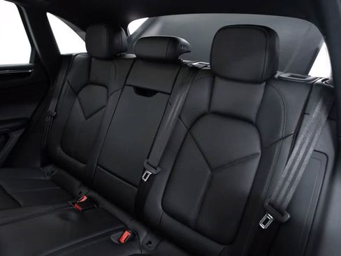 Certified 2026 Porsche Macan AWD/4WD image 35