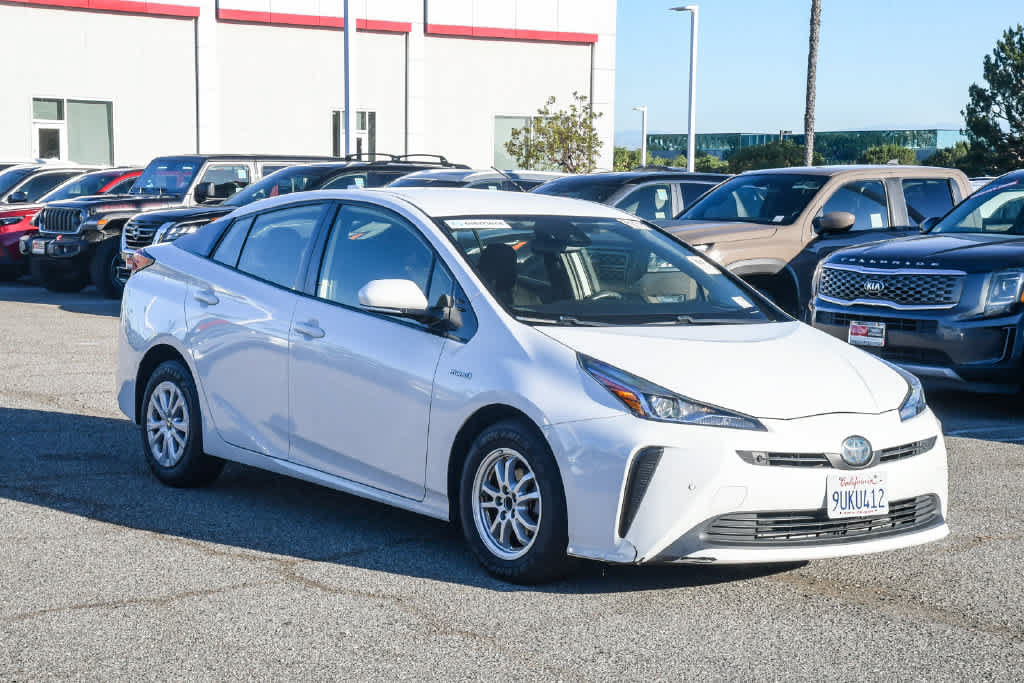 Used 2020 Toyota Prius LE FWD image 3