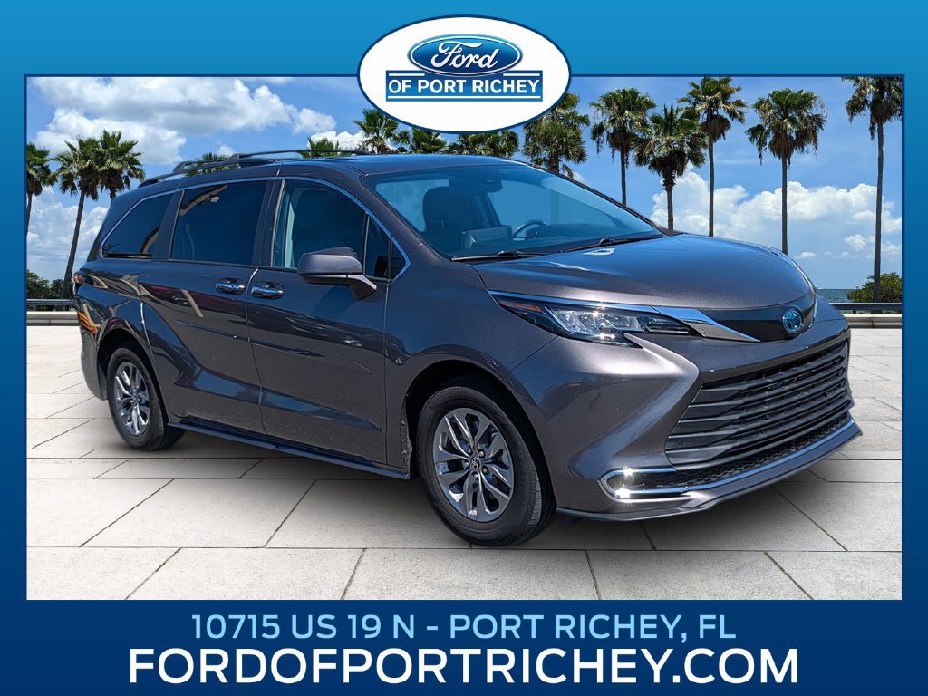 Used 2022 Toyota Sienna XLE FWD image 1