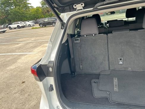Used 2023 Toyota Highlander L image 31