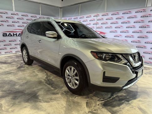 Used 2020 Nissan Rogue SV image 3