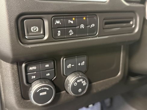 Used 2021 Chevrolet Tahoe Z71 w/ Luxury Package AWD/4WD image 15