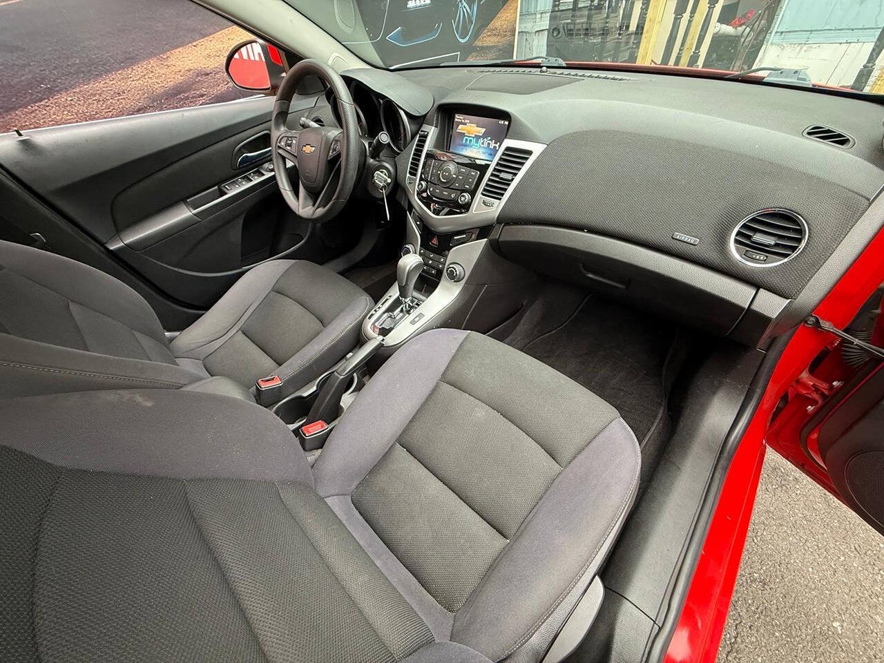 Used 2015 Chevrolet Cruze LT w/ Technology Package FWD image 5
